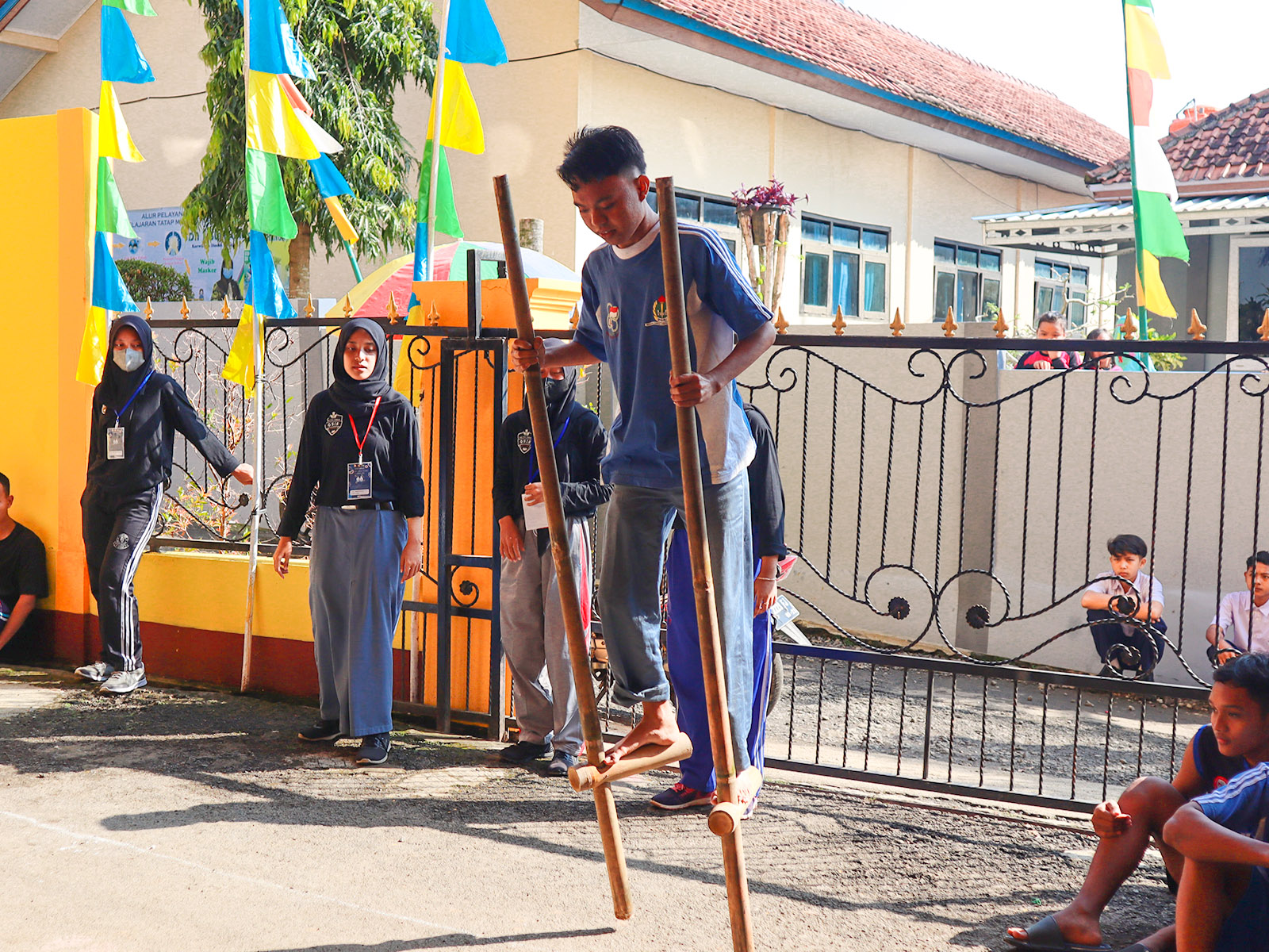 lomba balap egrang hut ke-77 ri